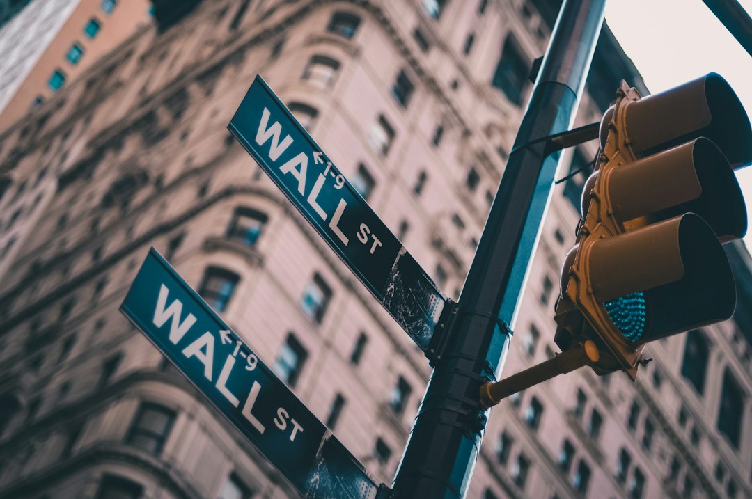 Illustrative Wall Street scene for the October 19 to 23 U.S. earnings and economic data week