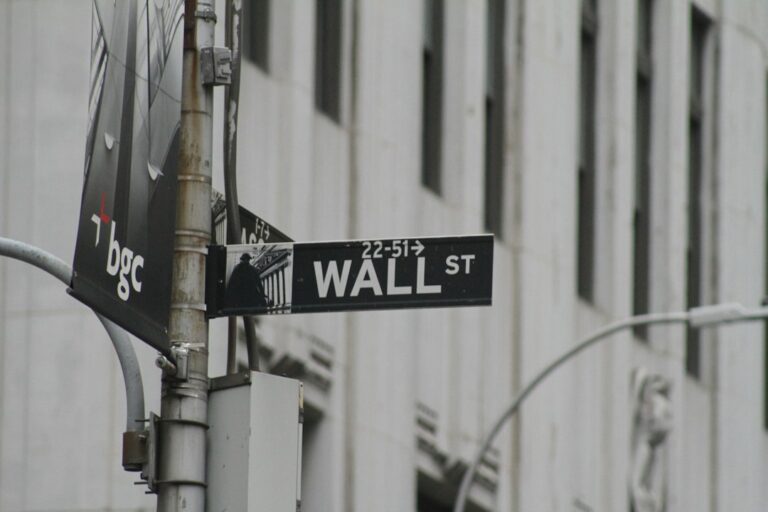 Nasdaq Logs Worst Week Since June as AI and Chip Stocks Retreat